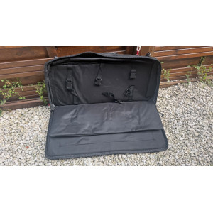 Petite housse noire d'occasion